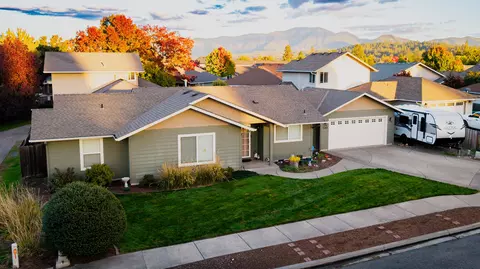 1307 SW Sturgeon Ct, Grants Pass, OR 97527