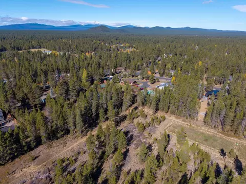 View/Area - 17285 Scaup Dr, Bend, OR 97707 photo 4 of 10