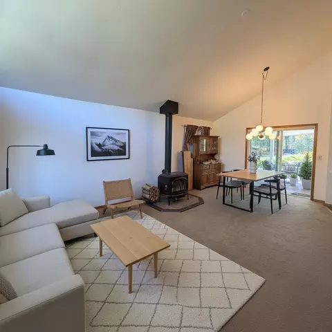 Living - 17285 Scaup Dr, Bend, OR 97707 photo 1 of 3