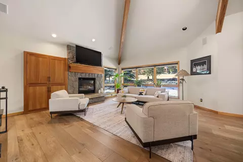 Living - 3237 NW Kidd Pl, Bend, OR 97703 photo 3 of 4