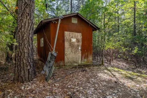 305 Floyd Ln, Cave Junction, OR 97523