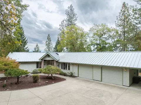 225 Lee Joy Dr, Grants Pass, OR 97526
