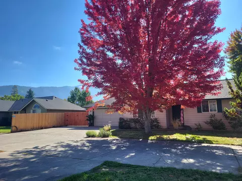 1841 Cloverlawn Dr, Grants Pass, OR 97527