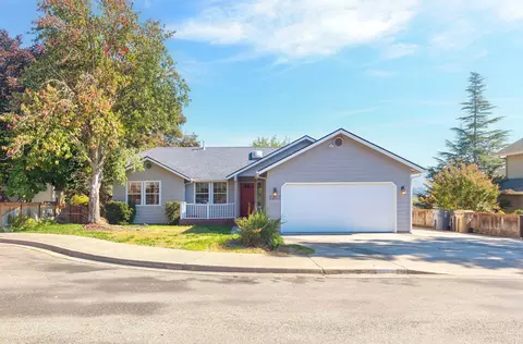 2203 NW Juliet Ln, Grants Pass, OR 97526