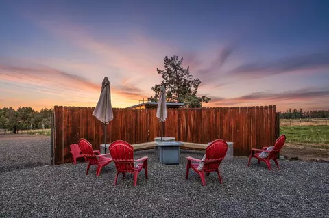 1185 NW 35th St, Redmond, OR 97756