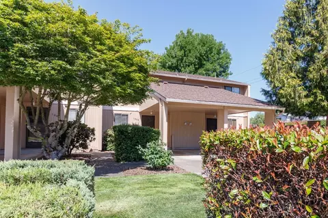 1004 SE Camelot Dr, Grants Pass, OR 97526