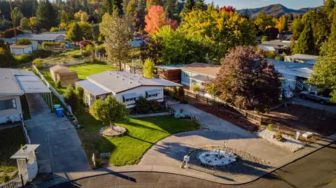 1928 Parkdale Dr, Grants Pass, OR 97527