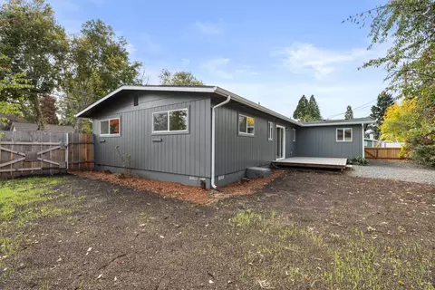 416 S Royal Ave, Eagle Point, OR 97524 photo 14