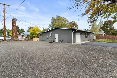 416 S Royal Ave, Eagle Point, OR 97524 photo 17