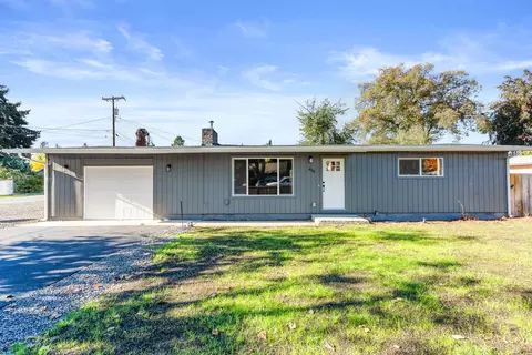 416 S Royal Ave, Eagle Point, OR 97524