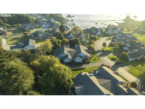 219 Schooner Bay Dr, Brookings, OR 97415