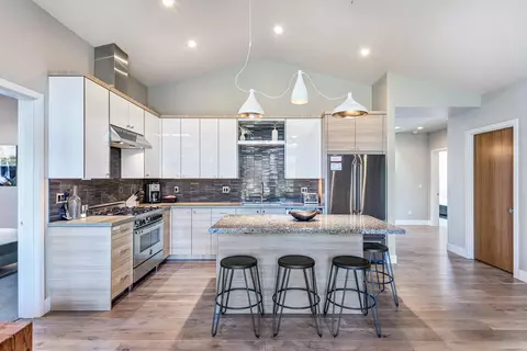 Kitchen - 19110 Gateway Loop, Bend, OR 97702 photo 1 of 6
