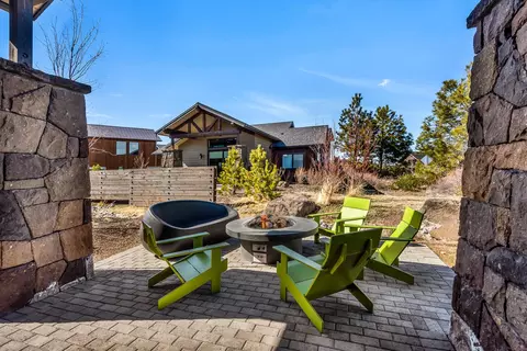 Exterior - 19110 Gateway Loop, Bend, OR 97702 photo 6 of 11