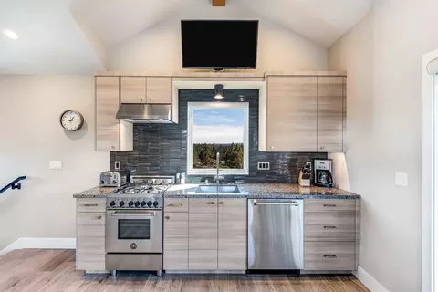 Kitchen - 19110 Gateway Loop, Bend, OR 97702 photo 6 of 6