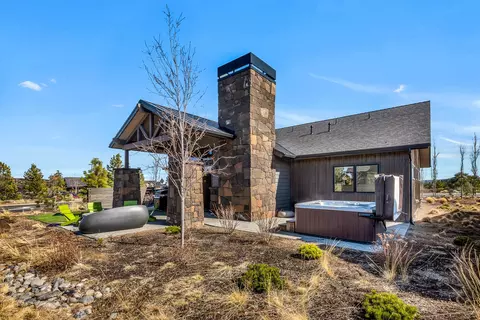 Exterior - 19110 Gateway Loop, Bend, OR 97702 photo 3 of 11