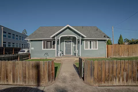 512 N Holly St, Medford, OR 97501