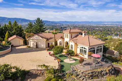 3260 Carriage Dr, Medford, OR 97501