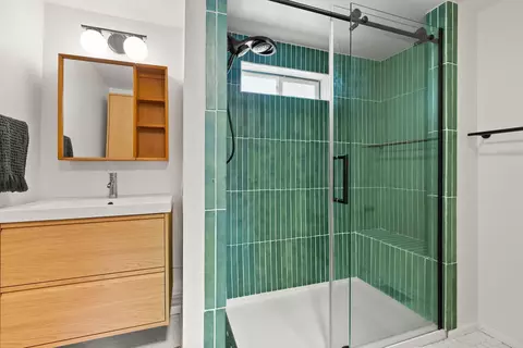 Bath - 845 NE 8th St, Bend, OR 97701 photo 3 of 4