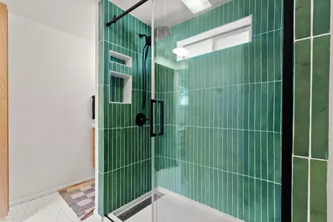 Bath - 845 NE 8th St, Bend, OR 97701 photo 4 of 4