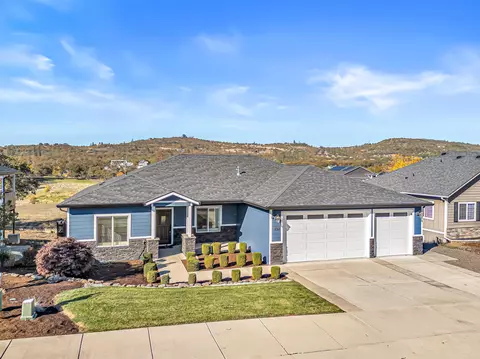 407 N Deanjou Ave, Eagle Point, OR 97524