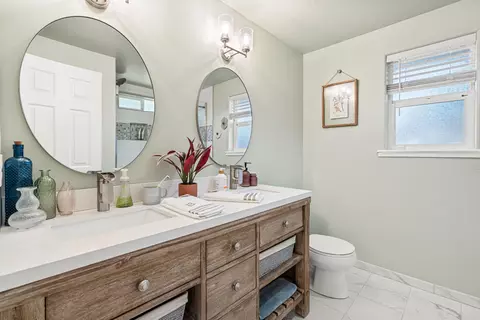 Bath - 1132 Hampton Dr, Central Point, OR 97502 photo 1 of 3