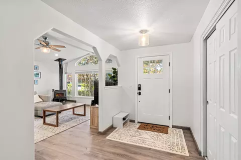 Entry Way - 1132 Hampton Dr, Central Point, OR 97502 photo 1 of 1