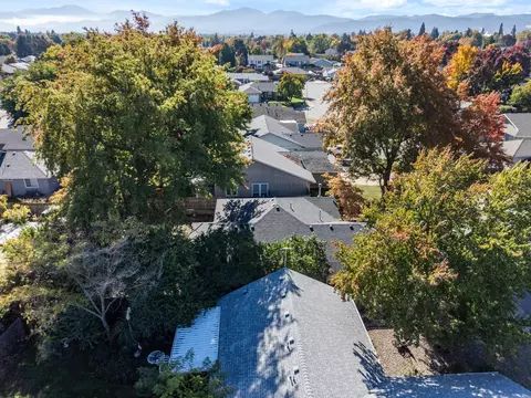 View/Area - 1132 Hampton Dr, Central Point, OR 97502 photo 3 of 12