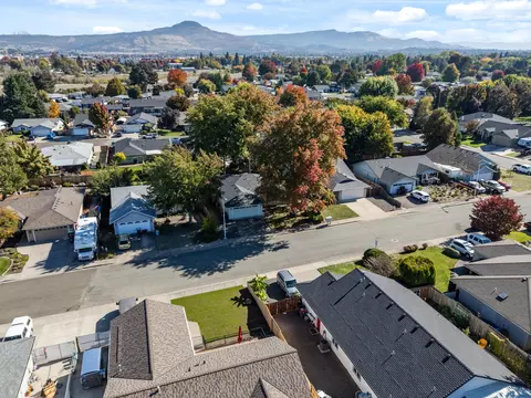 View/Area - 1132 Hampton Dr, Central Point, OR 97502 photo 5 of 12