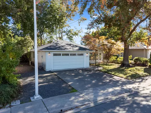 Exterior - 1132 Hampton Dr, Central Point, OR 97502 photo 3 of 9