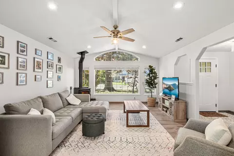 Living - 1132 Hampton Dr, Central Point, OR 97502 photo 1 of 1