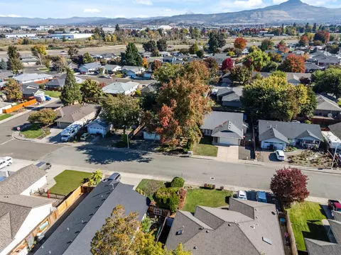 View/Area - 1132 Hampton Dr, Central Point, OR 97502 photo 6 of 12
