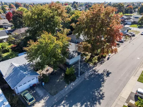 View/Area - 1132 Hampton Dr, Central Point, OR 97502 photo 4 of 12