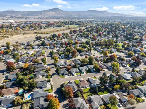 View/Area - 1132 Hampton Dr, Central Point, OR 97502 photo 11 of 12