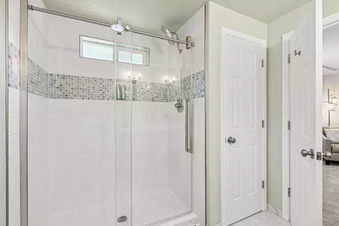 Bath - 1132 Hampton Dr, Central Point, OR 97502 photo 2 of 3