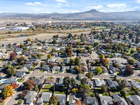 View/Area - 1132 Hampton Dr, Central Point, OR 97502 photo 12 of 12