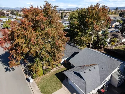 View/Area - 1132 Hampton Dr, Central Point, OR 97502 photo 1 of 12