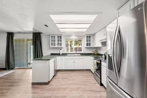 Kitchen - 1132 Hampton Dr, Central Point, OR 97502 photo 1 of 5