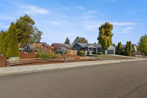 135 Othello Ave, Roseburg, OR 97471