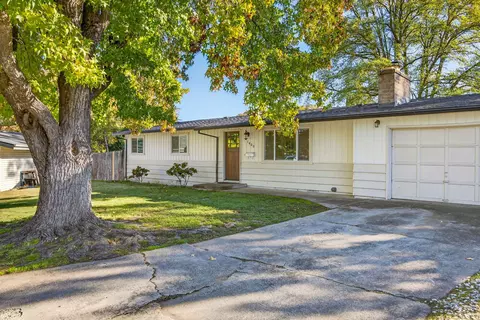 1400 Avocado Ln, Medford, OR 97504