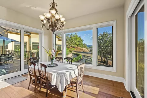 Dining - 766 Meridian Rd, Eagle Point, OR 97524 photo 2 of 2
