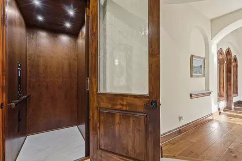 Entry Way - 766 Meridian Rd, Eagle Point, OR 97524 photo 3 of 4