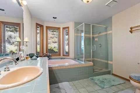 Bath - 66001 Waldron Trl, Bend, OR 97703 photo 2 of 3