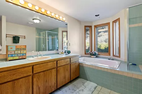 Bath - 66001 Waldron Trl, Bend, OR 97703 photo 1 of 3