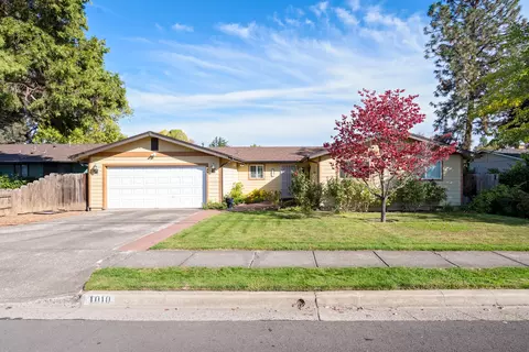 1010 N 3rd St, Central Point, OR 97502