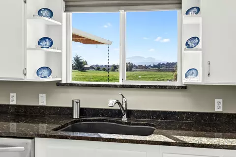 Kitchen - 3373 Scenic Ave, Central Point, OR 97502 photo 5 of 6