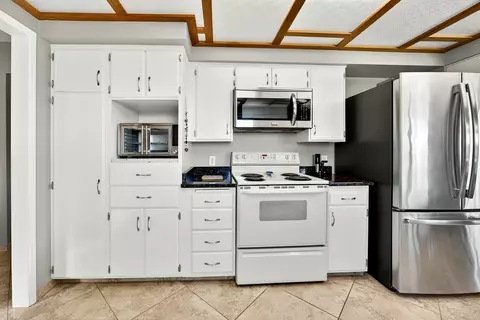 Kitchen - 3373 Scenic Ave, Central Point, OR 97502 photo 6 of 6