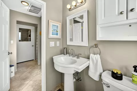 Bath - 3373 Scenic Ave, Central Point, OR 97502 photo 2 of 4