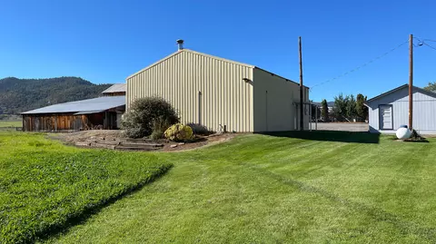 Exterior - 3373 Scenic Ave, Central Point, OR 97502 photo 6 of 25