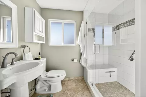 Bath - 3373 Scenic Ave, Central Point, OR 97502 photo 1 of 4