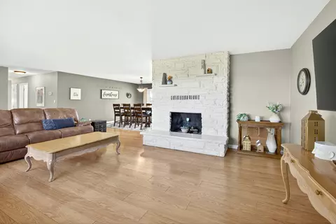 Living - 3373 Scenic Ave, Central Point, OR 97502 photo 2 of 4